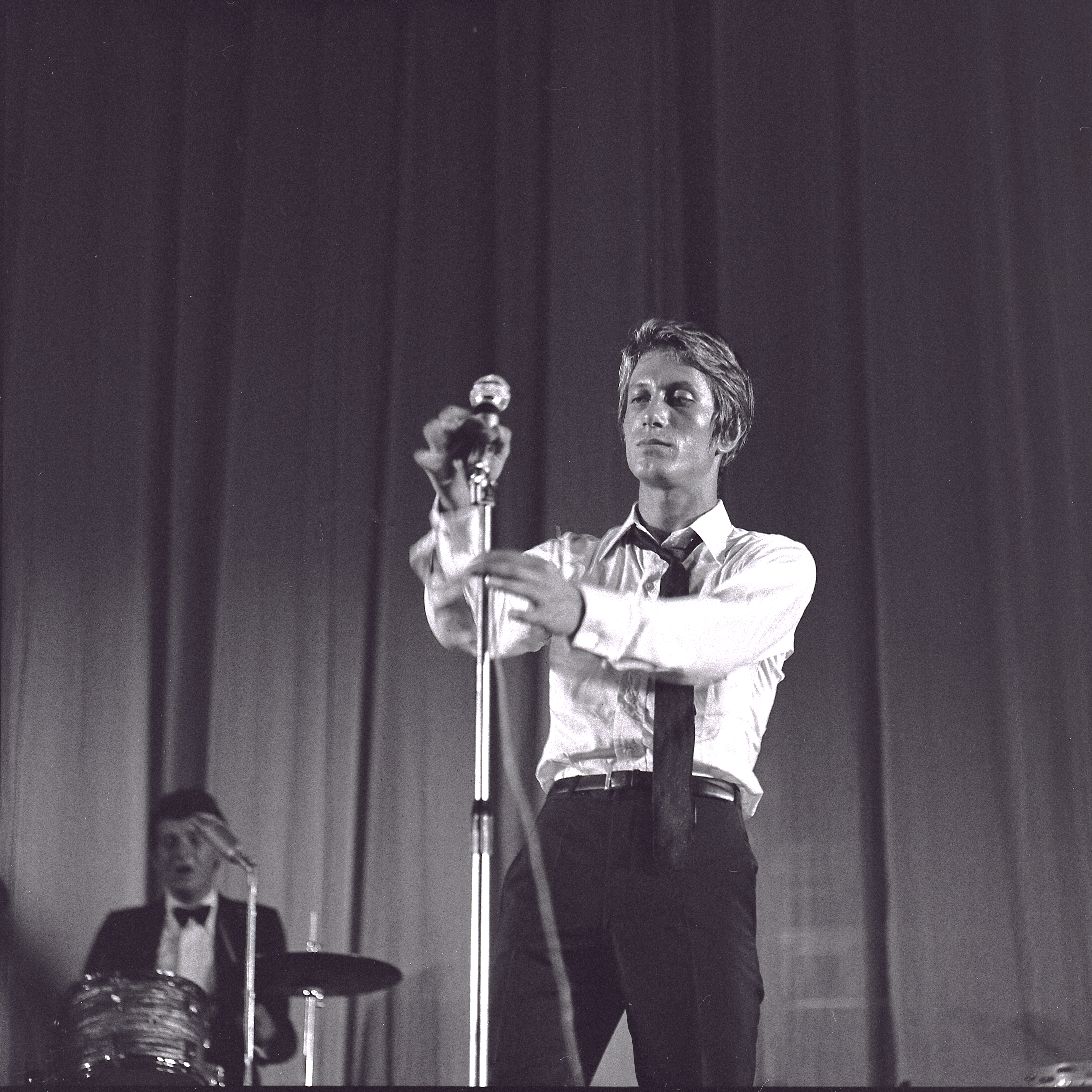 Dutronc tient micro029 en tant qu objet dynamique 1 - Photographie de Forêts dévastées par André Soupart
